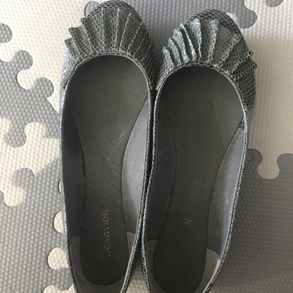 Kenneth Cole leather flat - Picture 2 of 3